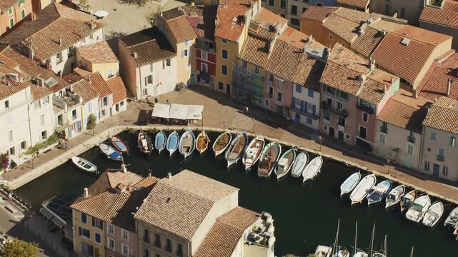 Vue a&eacute;rienne de Martigues, la Venise Proven&ccedil;ale, avec le canal de Caronte, &eacute;tang de Berre, mer m&eacute;diterran&eacute;e.