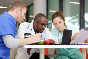 doctors discussing ideas during lunch break