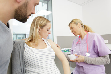 Obraz premium pregnant woman patient visiting doctor for regular check-up