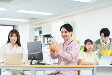 Fototapeta premium オフィスで働く若いエンジニア