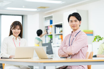 Obraz premium オフィスで働く若いエンジニア