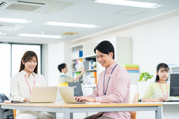 Fototapeta premium オフィスで働く若いエンジニア