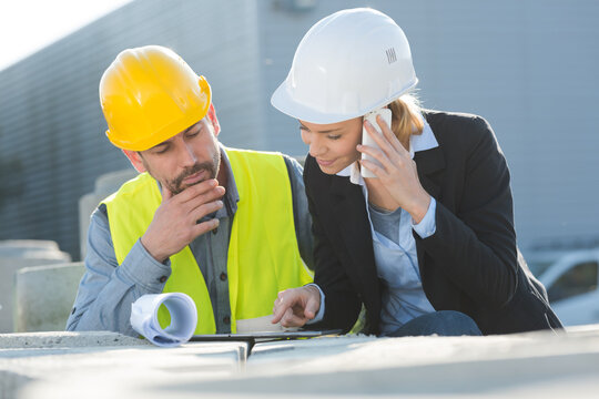 engineer discussing project details with a construction worker