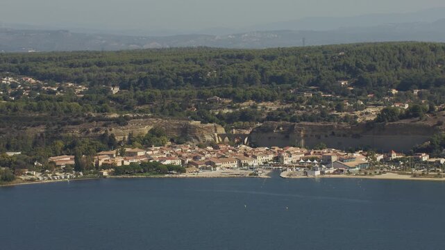 vue a&eacute;rienne du Village de Chamas au bord de l'&eacute;tang de Berre