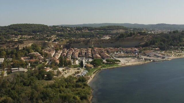 vue a&eacute;rienne du Village de Chamas au bord de l'&eacute;tang de Berre