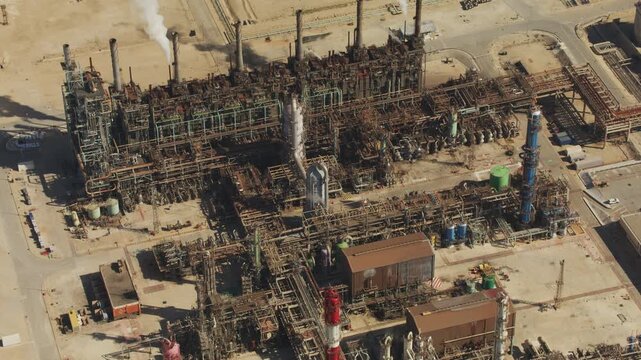 Vue a&eacute;rienne d'usine p&eacute;trochimique avec flamme de torche air et fum&eacute;e.