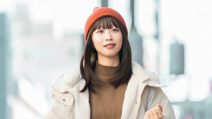冬の街でショッピングをする女性