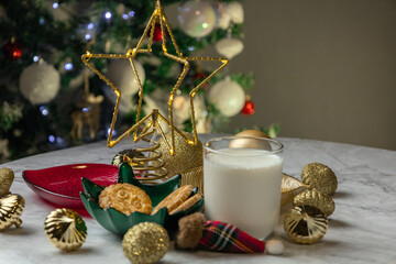 MESA CON DECORACCION DE NAVIDAD, ESTRELLA BRILLANTE Y GALLETAS