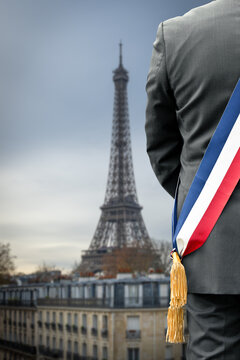 Un maire de dos avec son &eacute;charpe d'&eacute;lu avec la Tour Eiffel en fond.jpg