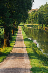 Chemin de halage sur le canal de Bourgogne. Chemin de randonnée. Route des vacances.