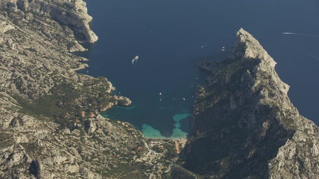 Vue a&eacute;riennes des Calanques de Sormiou &agrave; Marseille et &agrave; c&ocirc;t&eacute; de Cassis