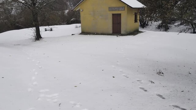 Rifugio di montagna tra la neve