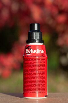 Flacon de solution moussante de la marque B&eacute;tadine fabriqu&eacute;e par Mylan, France	