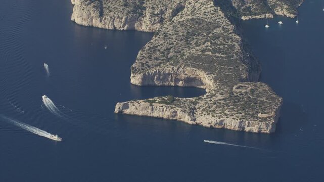 Vue a&eacute;riennes de l'entr&eacute;e de la Grotte Cosquer dans les Calanques de Cassis