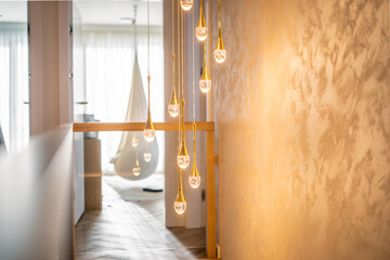 Dekoracyjne wiszące lampy w nowoczesnym korytarzu © RTEKA