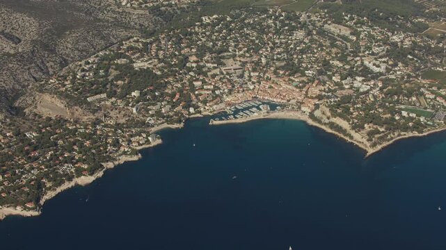 Vue a&eacute;riennes du port de Cassis &agrave; c&ocirc;t&eacute; des Calanques