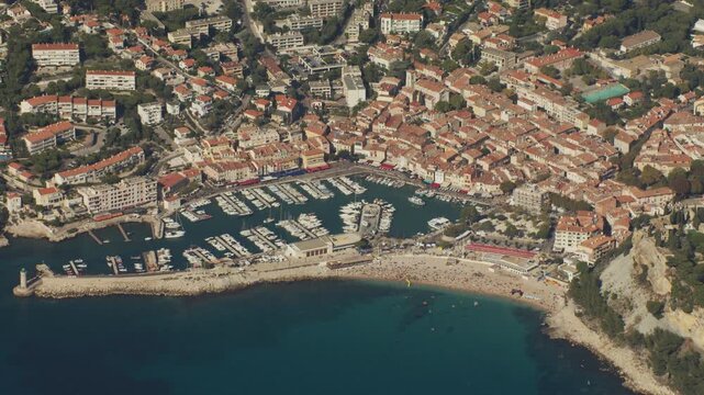Vue a&eacute;riennes du port de Cassis &agrave; c&ocirc;t&eacute; des Calanques