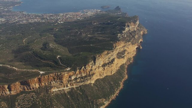 Vue a&eacute;riennes des falaises de Cassis, Cap Canaille et Bec de l'Aigle entre Cassis et la Ciotat.