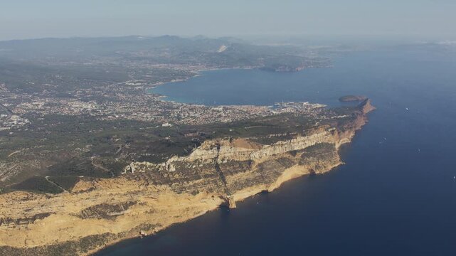 Vue a&eacute;riennes des falaises de Cassis, Cap Canaille et Bec de l'Aigle entre Cassis et la Ciotat.