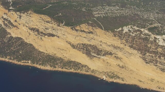 Vue a&eacute;riennes des falaises de Cassis, Cap Canaille et Bec de l'Aigle entre Cassis et la Ciotat.