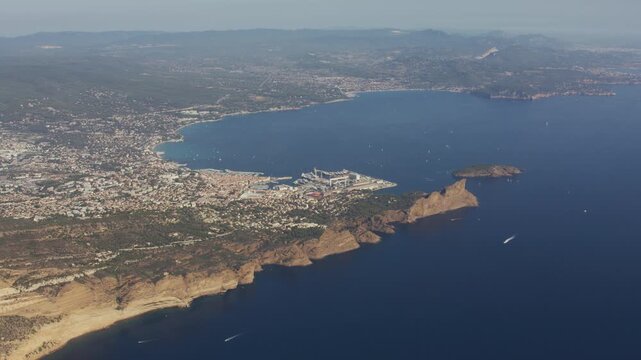Vue a&eacute;riennes des falaises de Cassis, Cap Canaille et Bec de l'Aigle entre Cassis et la Ciotat.