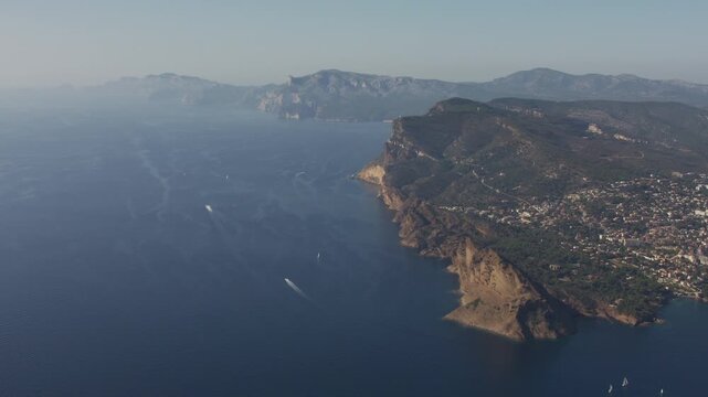 Vue a&eacute;riennes des falaises de Cassis, Cap Canaille et Bec de l'Aigle entre Cassis et la Ciotat.