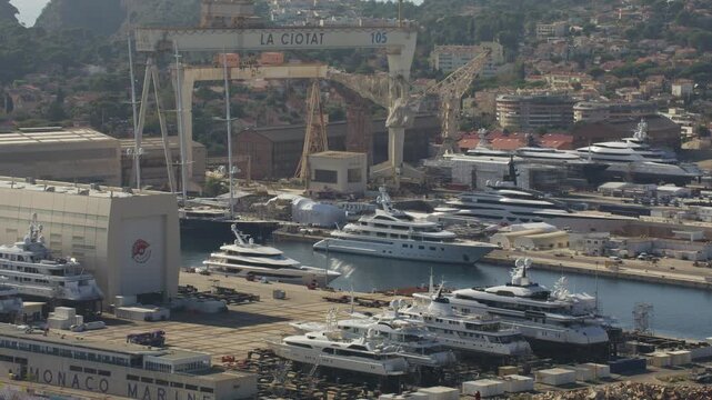 Vue a&eacute;rienne de la Ciotat en Provence au bord de la mer m&eacute;dit&eacute;rann&eacute;e