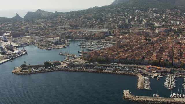 Vue a&eacute;rienne de la Ciotat en Provence au bord de la mer m&eacute;dit&eacute;rann&eacute;e