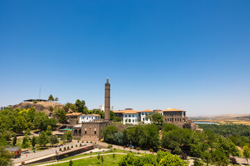 Obraz premium Diyarbakir Museum and Hazreti Suleyman Mosque at daytime
