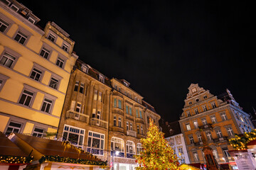 Christmas lights with the decorated Christmas tree on the market square at night. Konstanz, Baden-W&uuml;rttemberg, Germany.