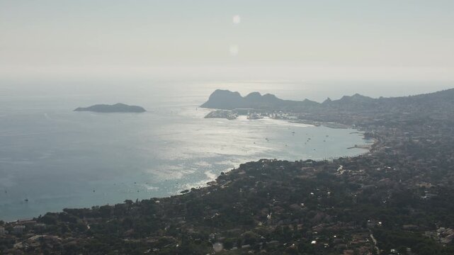 Vue a&eacute;rienne de la baie de la Ciotat en Provence