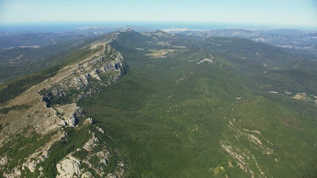 Vue a&eacute;rienne drone de la Sainte Baume dans le Var et les Bouches du Rh&ocirc;ne