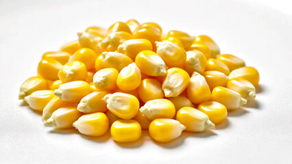 Ein Haufen frischer gelber Maisk&ouml;rner, isoliert auf transparentem Hintergrund.