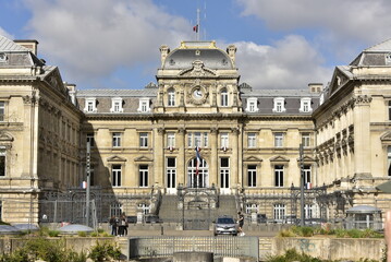 Obraz premium L'immense bâtiment de la Préfecture du Nord à la place de la République à Lille (France) 