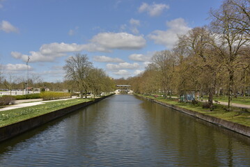 Fototapeta premium Canal longeant l'esplanade du Champ de Mars à Lille (France)