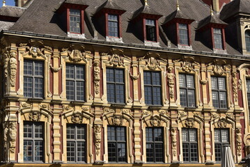 Fototapeta premium Fenêtres et façade en style maniériste de la Vieille Bourse de Lille (France)