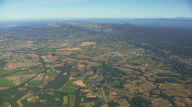 Vue a&eacute;rienne, drone, de la Sainte Victoire et de la plaine au sud.