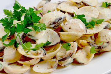 vongole clams, in cream sauce, on a white plate, homemade, top view, no people,