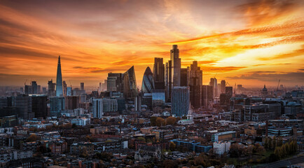 Fototapeta premium Panoramic sunset view of the city skyline of London, England, with beautiful cloudscape and golden sunlight