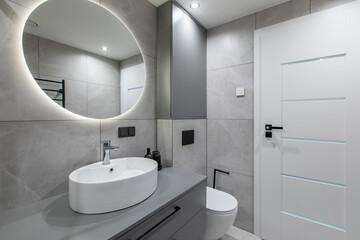Modern Home Bathroom Design With Round Mirror and Minimalist Interior Decor