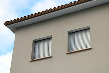 Store vénitien de fenêtre blanc moderne	