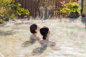 露天風呂 ミドル女性 入浴 旅館 温泉イメージ