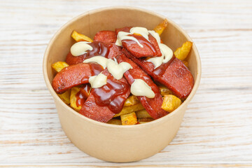 Bol de sucuk avec frites &ndash; plat &agrave; emporter app&eacute;tissant