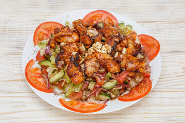 Salade turque au poulet avec tomates, concombre, oignons et feta