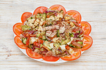 Salade turque v&eacute;g&eacute;tarienne avec tomates, concombre, oignons et feta
