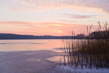 wschód słońca nad jeziorem zima, sunrise on the lake in winter © Kat