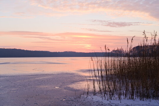 wsch&oacute;d słońca nad jeziorem zima, sunrise on the lake in winter