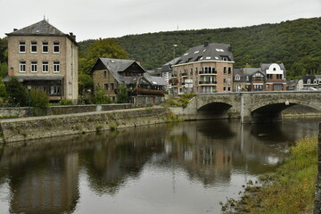 Obraz premium L'Ourthe coulant paisiblement en traversant l'un des plus beaux endroits de la Belgique à la Roche-en-Ardennes (Marche-en-Famenne) 