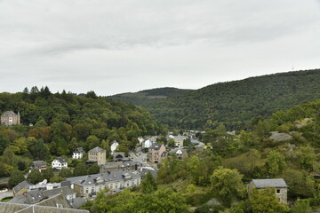 Maisons surs les flanc de collines verdoyantes &agrave; la Roche-en-Ardennes (Marche-en-Famenne)