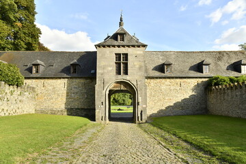 Entrée principal par les bâtiments des écuries du château de la Follies à Écaussinnes-Lalaing (Soignies)